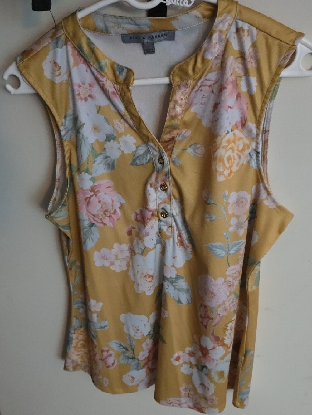 💚5/$20💚Alex & Parker Yellow Floral Sleeveless Henley Camisole